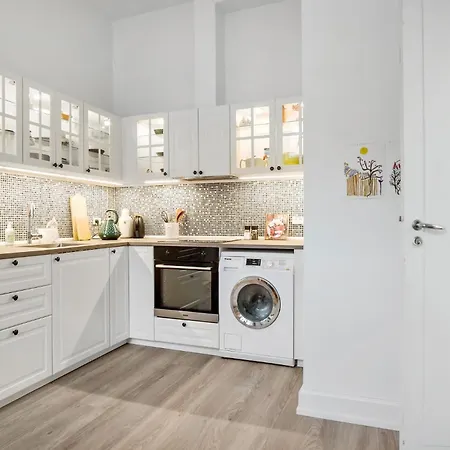 1 Bedroom Lovely In Daire