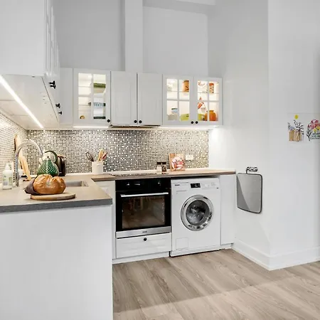 1 Bedroom Lovely In * فابورغ